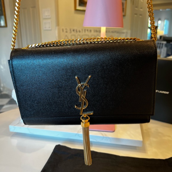 YSL
KATE MEDIUM TASSEL IN GRAIN DE POUDRE EMBOSSED LEATHER - Picture 11 of 16